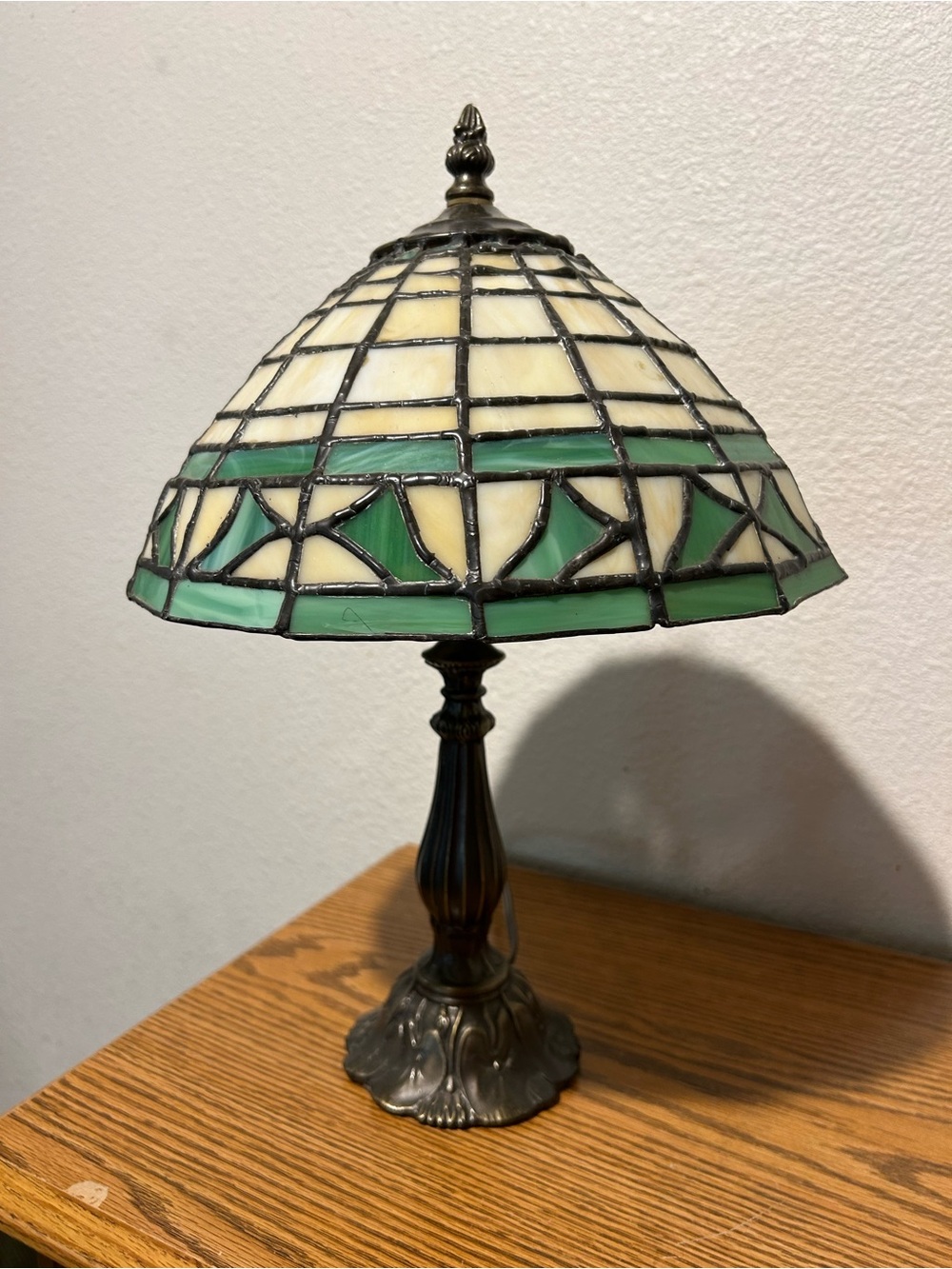 Vintage Stained Glass Tiffany-Style it Table Lamp - Green and Cream